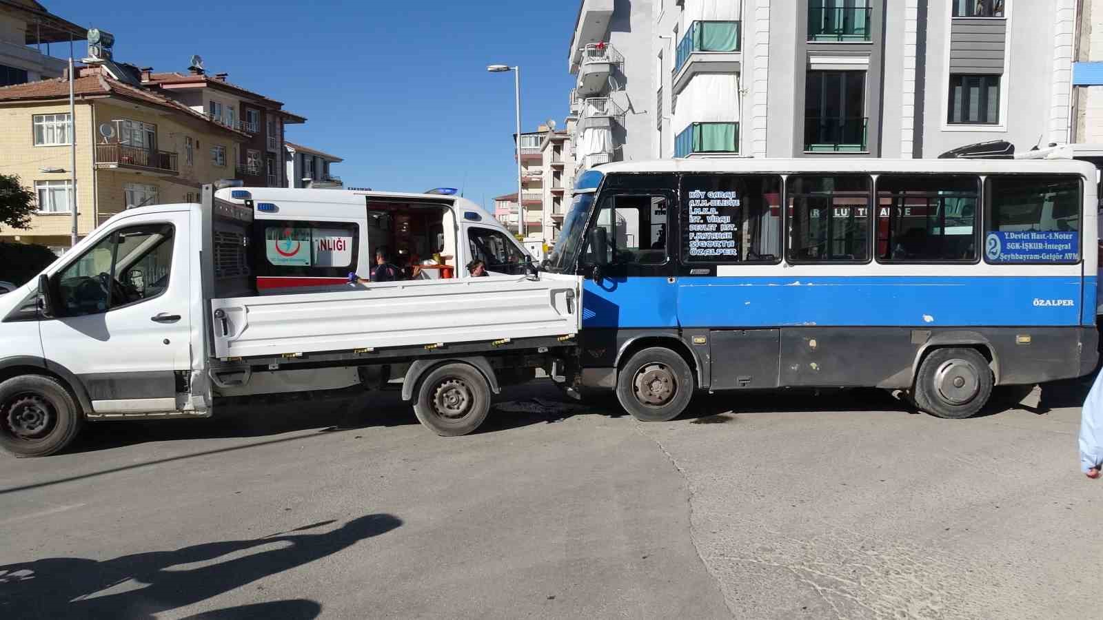 Freni boşalan minibüs dehşet saçtı: 7 yaralı 8 freni bosalan minibus dehset sacti 7 yarali 4 lRULpyJ2