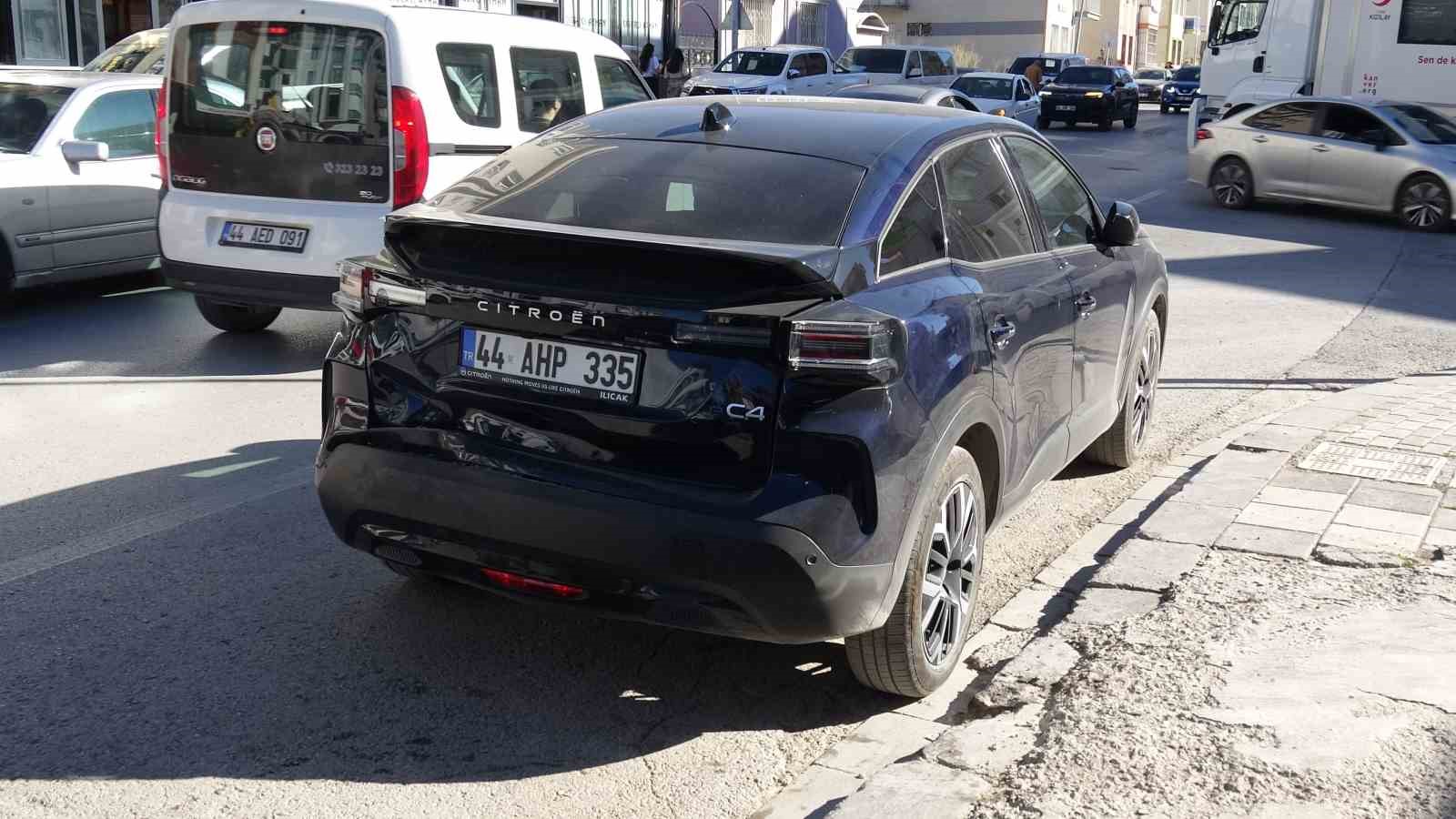 Freni boşalan minibüs dehşet saçtı: 7 yaralı 9 freni bosalan minibus dehset sacti 7 yarali 5 rQ8AY3kh