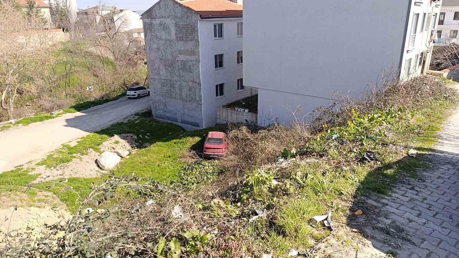 freni bosalan otomobil sarampole uctu baba ve oglu yaralandi 1