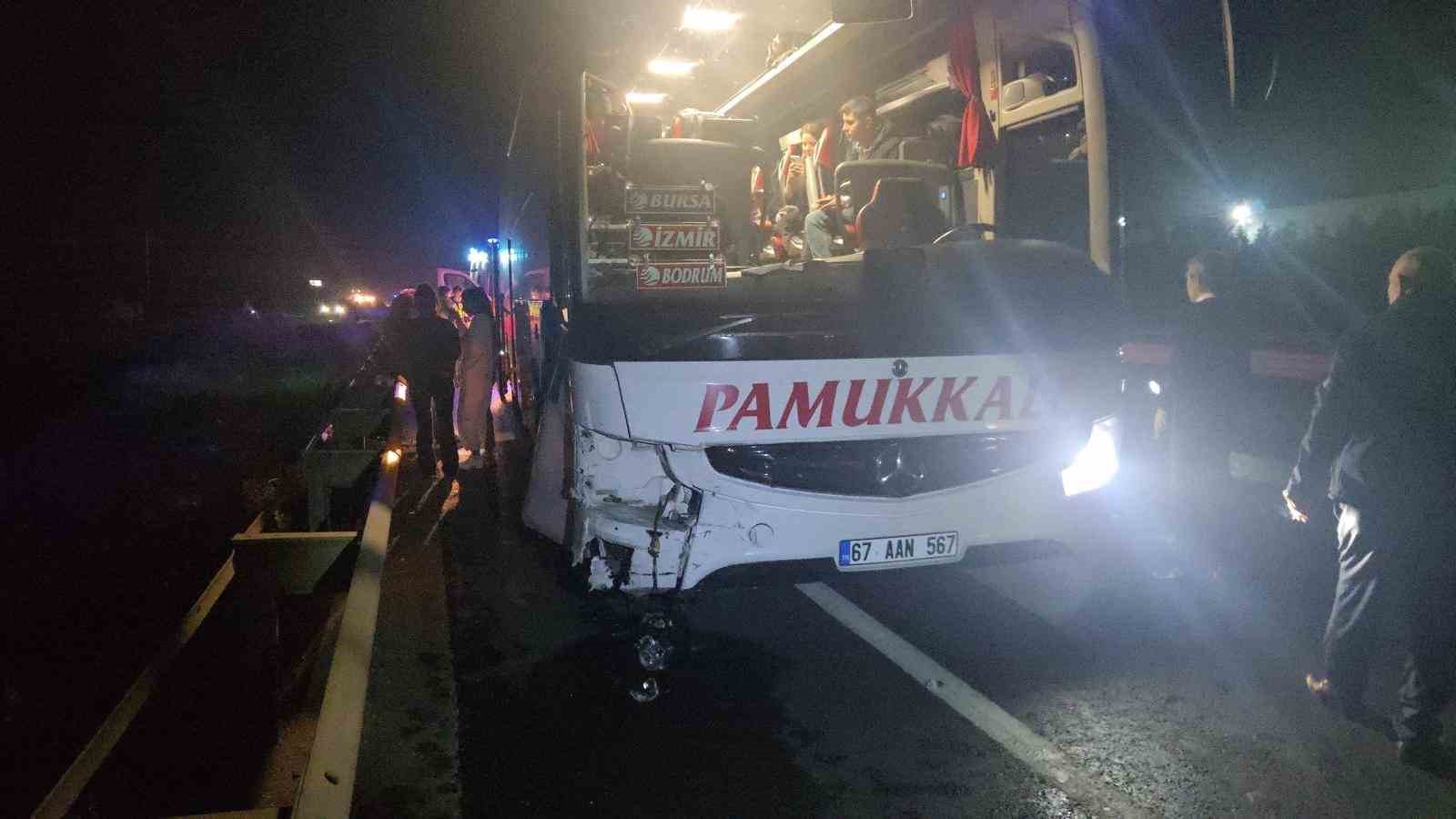 Freni boşalan otomobil yolcu otobüsüyle çarpıştı 10 freni bosalan otomobil yolcu otobusuyle carpisti 6 qi13Yz3b