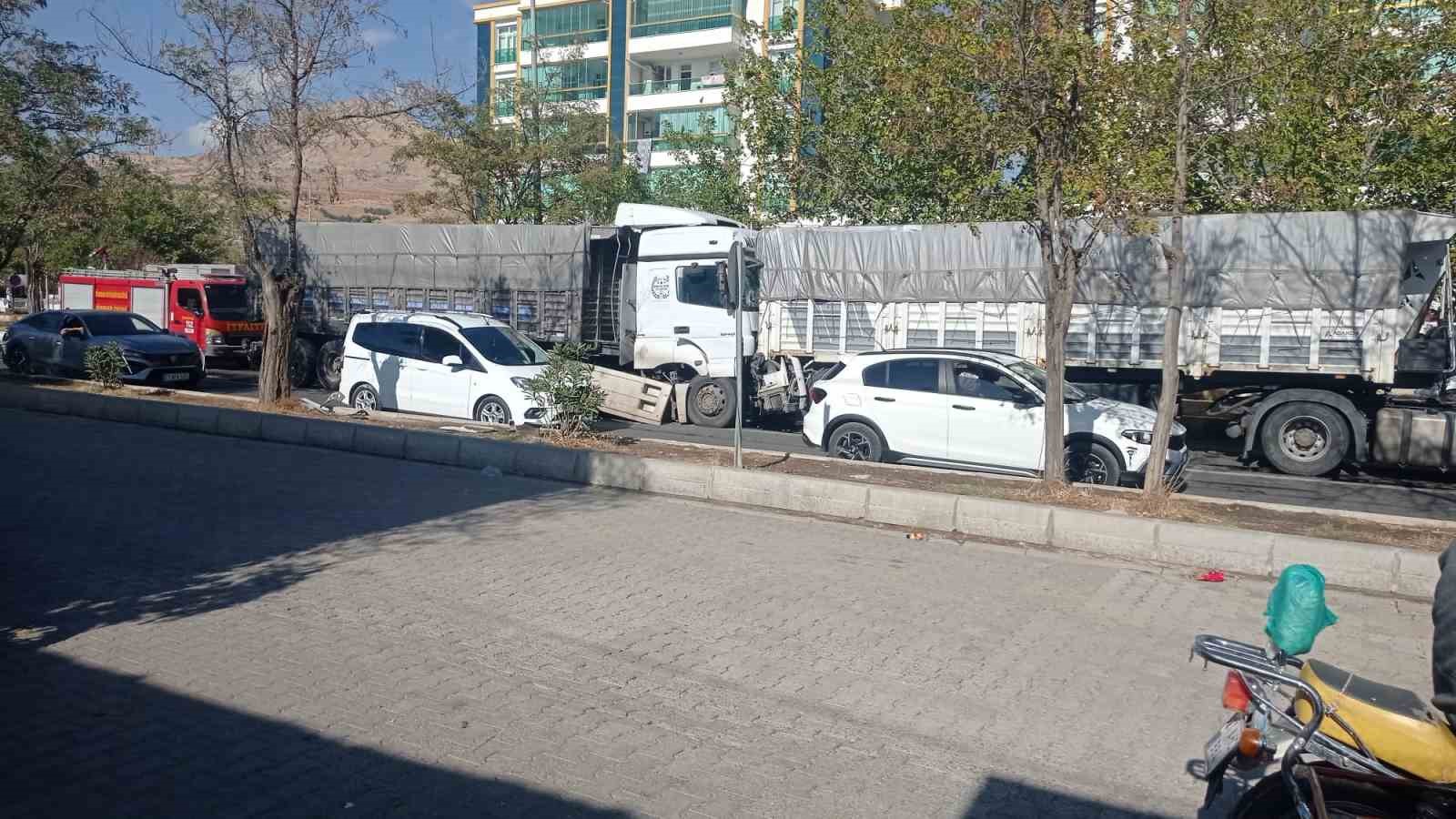 freni bosalan tir baska bir tira arkadan carpti 1 yarali 0 s8Mj3hwu