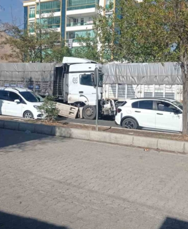 freni-bosalan-tir-baska-bir-tira-arkadan-carpti-1-yarali-aYxBLLAm.jpg