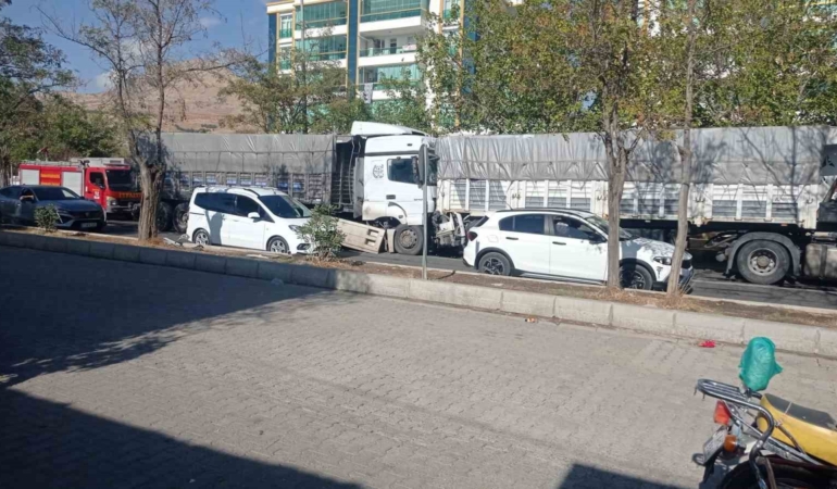 freni-bosalan-tir-baska-bir-tira-arkadan-carpti-1-yarali-aYxBLLAm.jpg