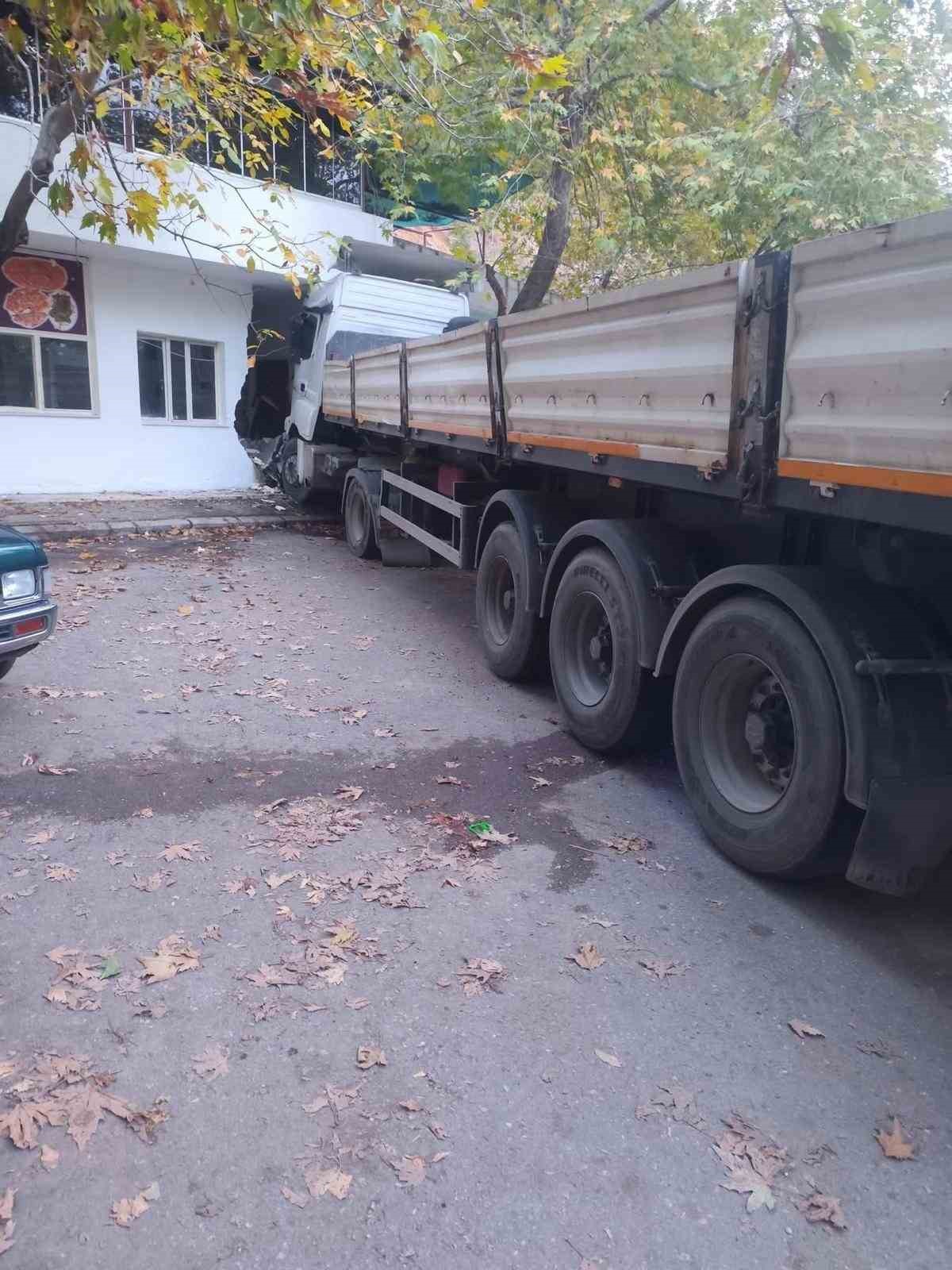 freni bosalan tir direk ve otomobile ardindan firina carpti 5 keci telef oldu 1 QOmbRXYH