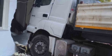 freni-bosalan-tir-direk-ve-otomobile-ardindan-firina-carpti-5-keci-telef-oldu-M5fHzZ2m.jpg