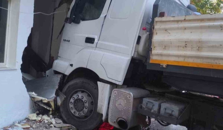 freni-bosalan-tir-direk-ve-otomobile-ardindan-firina-carpti-5-keci-telef-oldu-M5fHzZ2m.jpg