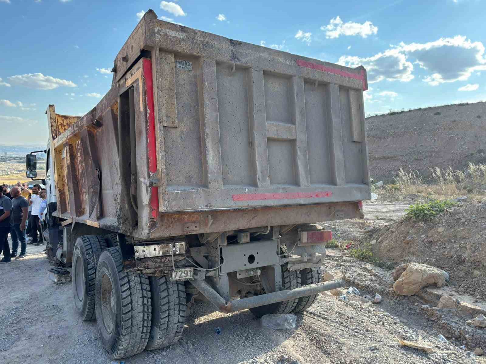 freni bozulan abbye ait hafriyat kamyonu iki kamyona carpti 2 isci hayatini kaybetti 0 zhQwD4Ri