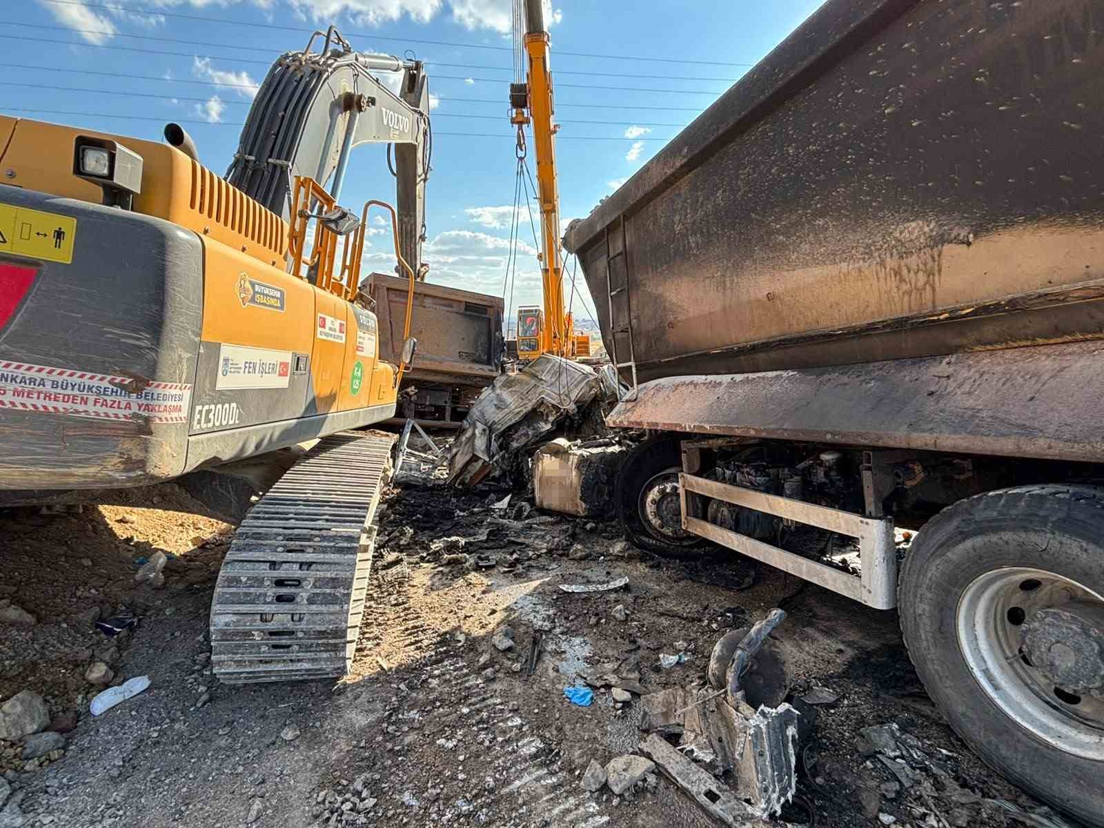 freni bozulan abbye ait hafriyat kamyonu iki kamyona carpti 2 isci hayatini kaybetti 1 VuZPIXwO