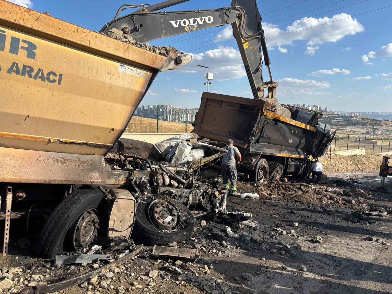 freni bozulan abbye ait hafriyat kamyonu iki kamyona carpti 2 isci hayatini kaybetti 2 qXdKAhYe