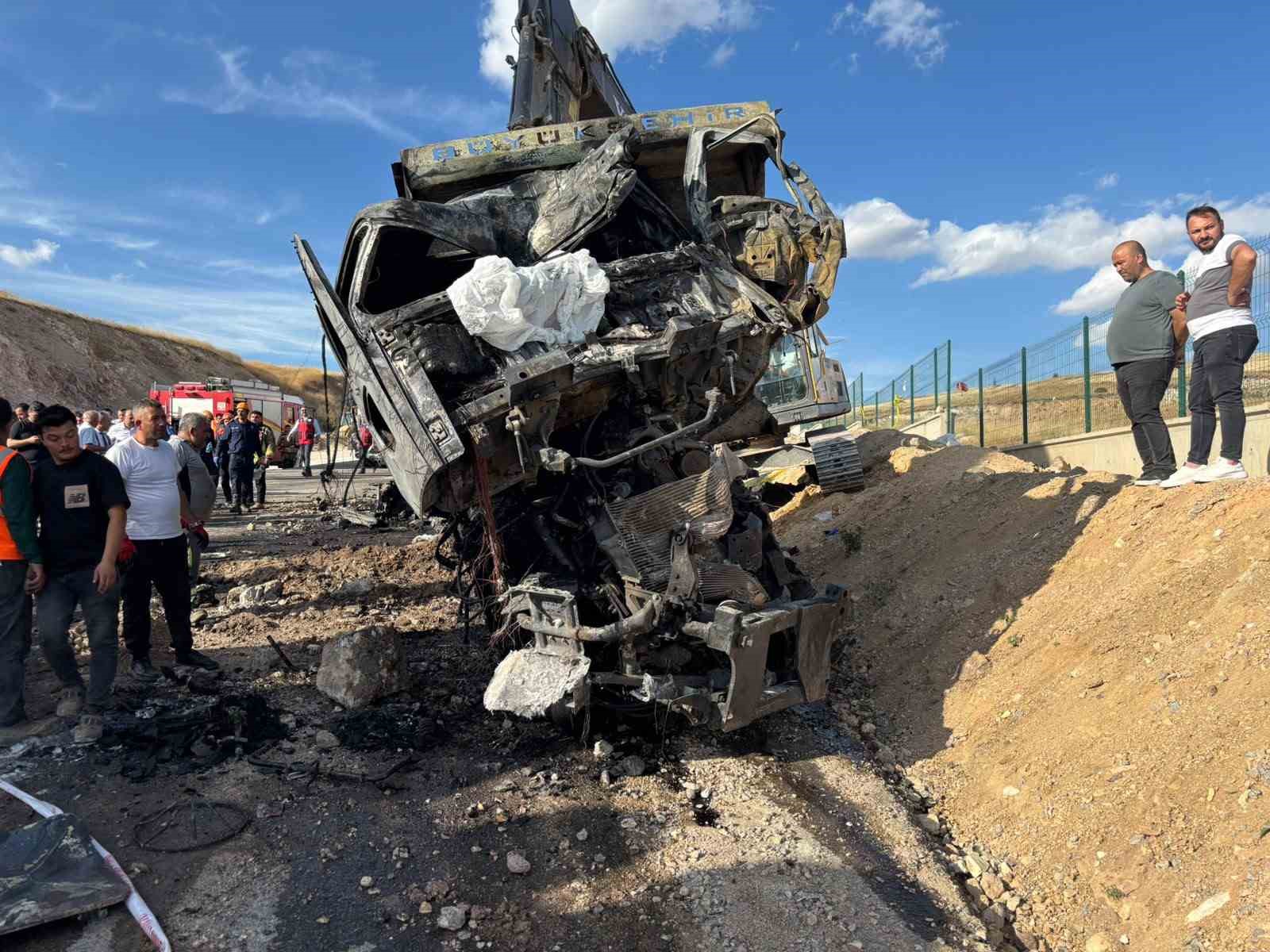 freni bozulan abbye ait hafriyat kamyonu iki kamyona carpti 2 isci hayatini kaybetti 5 IZEN57Cg