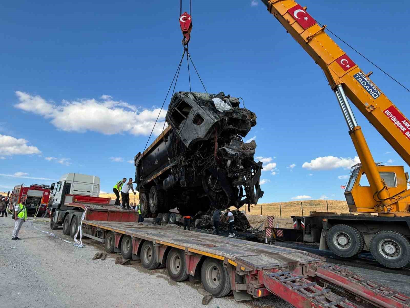 freni bozulan abbye ait hafriyat kamyonu iki kamyona carpti 2 isci hayatini kaybetti 6 HTRQS9HA