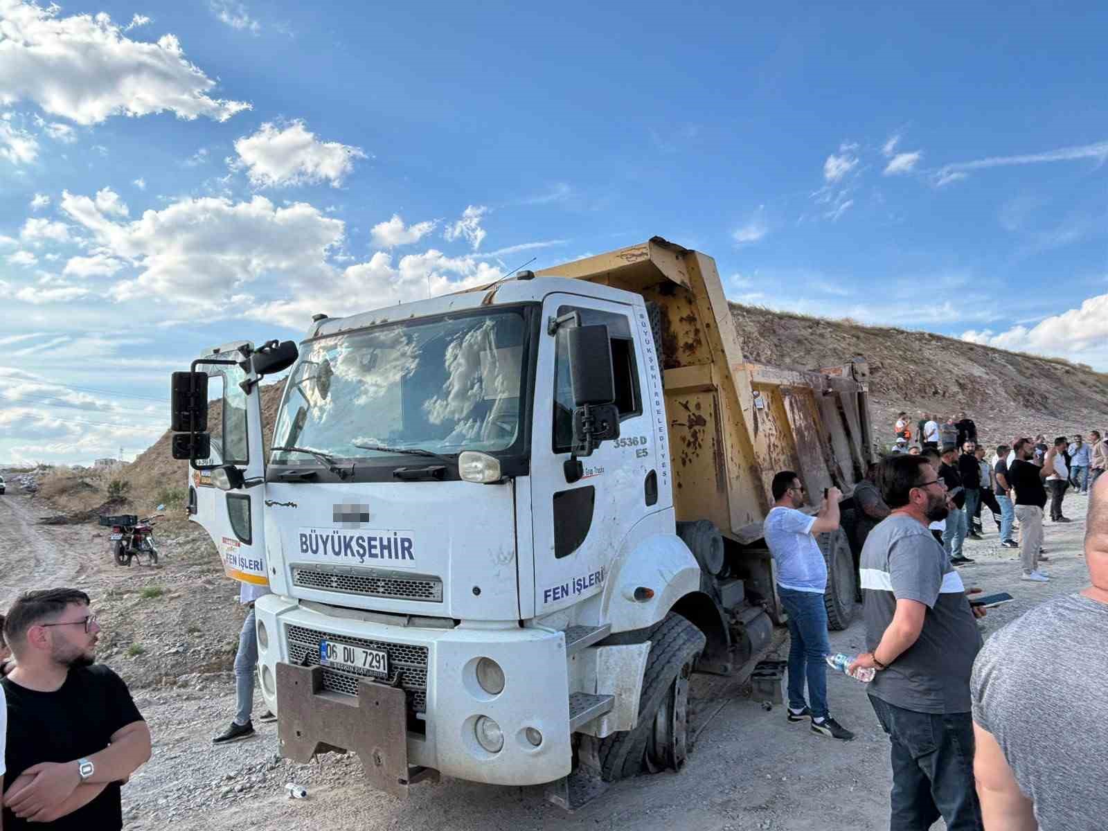 freni bozulan abbye ait hafriyat kamyonu iki kamyona carpti 2 isci hayatini kaybetti 7 npOuMFOU