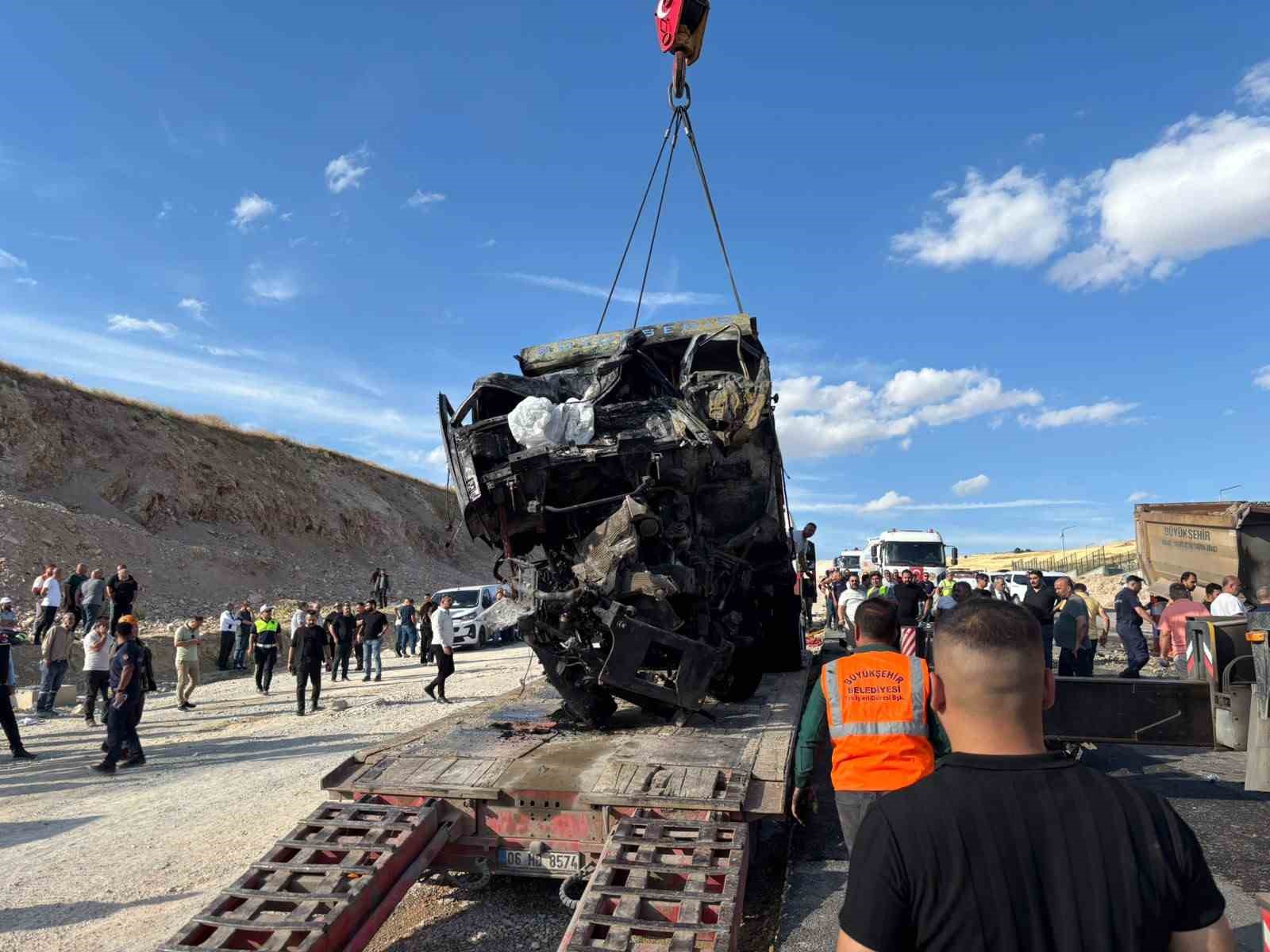freni bozulan abbye ait hafriyat kamyonu iki kamyona carpti 2 isci hayatini kaybetti 8 apm5HMHd