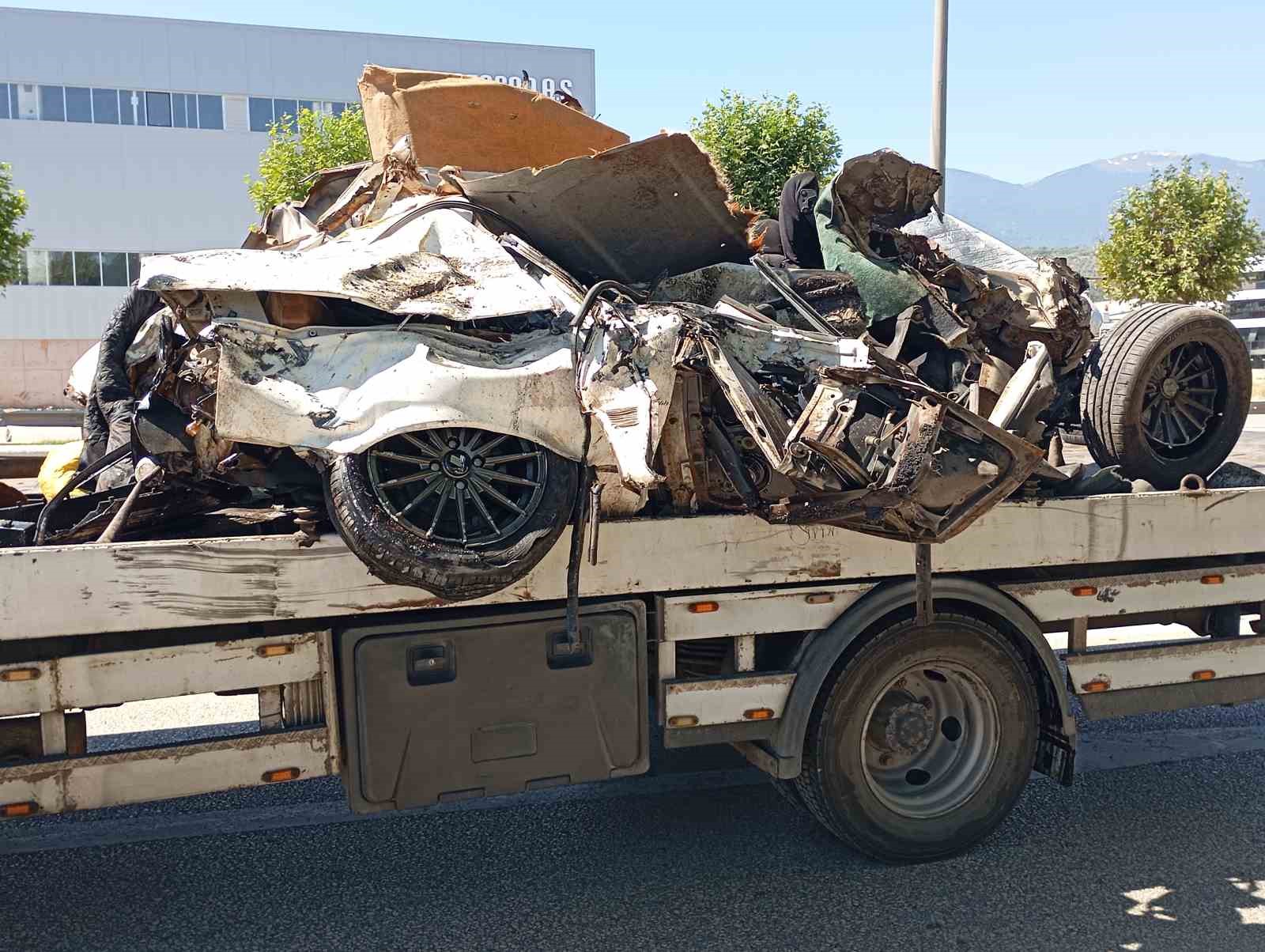Freni patlayan kamyon 2 araca çarptı; 3 kişi yaralandı 4 freni patlayan kamyon 2 araca carpti 3 kisi yaralandi 0 5iEPmYWP