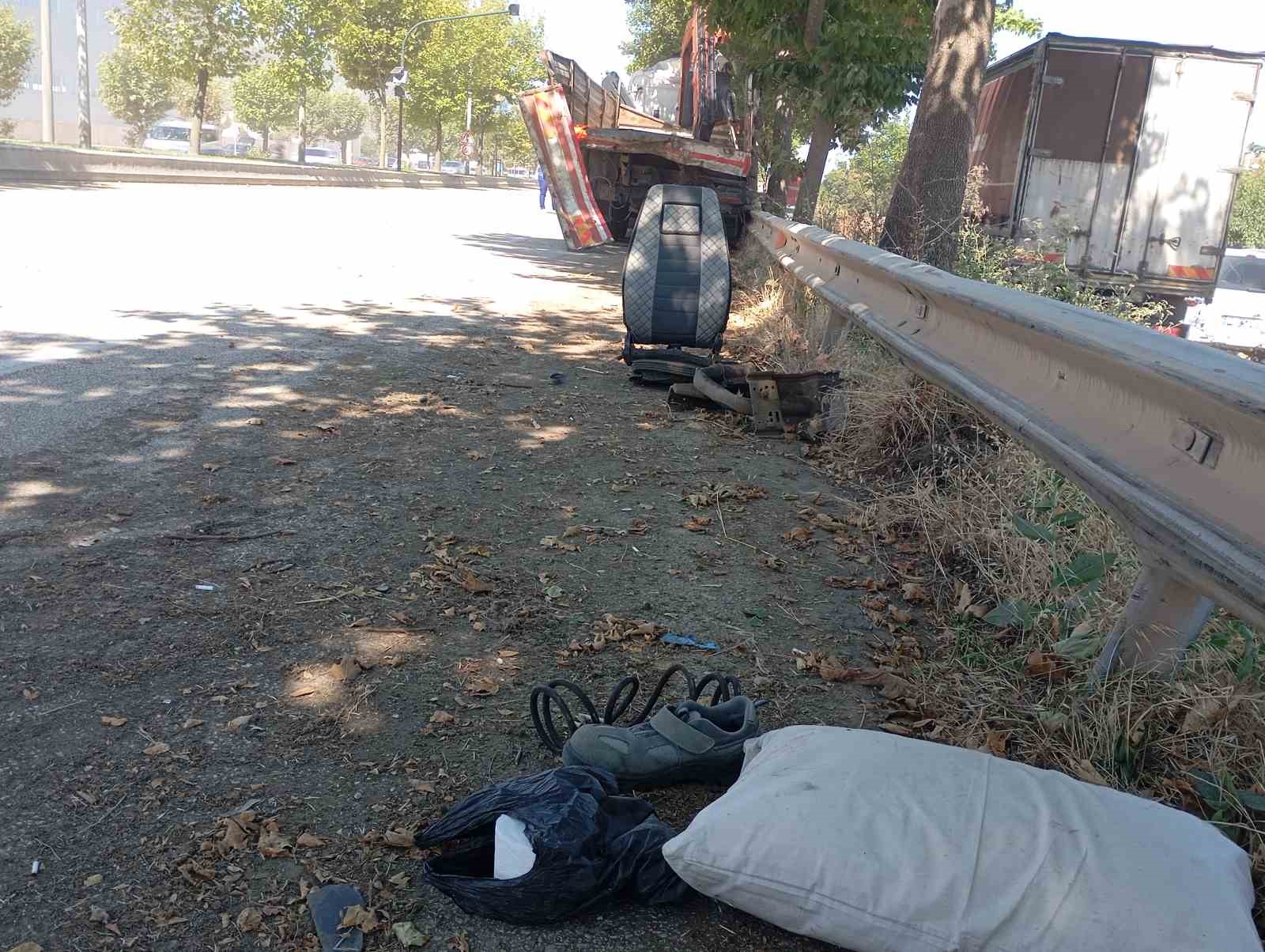 Freni patlayan kamyon 2 araca çarptı; 3 kişi yaralandı 14 freni patlayan kamyon 2 araca carpti 3 kisi yaralandi 10 e3NhVDya