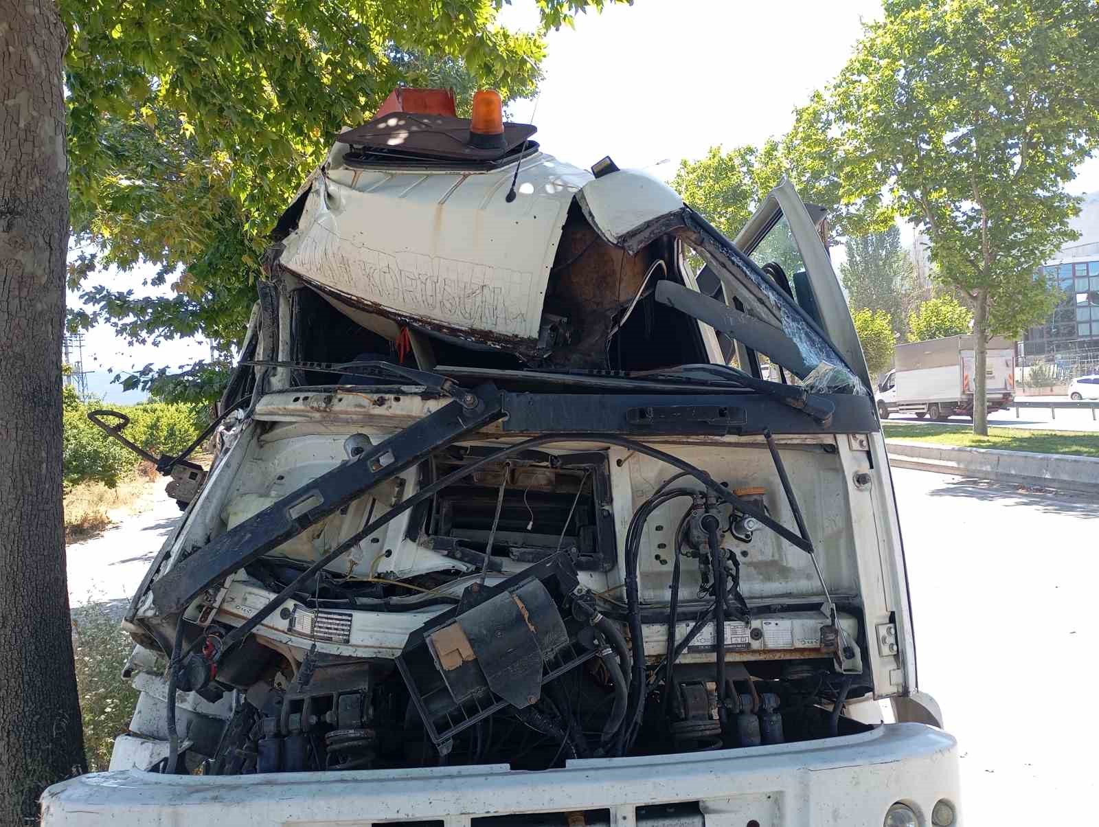 Freni patlayan kamyon 2 araca çarptı; 3 kişi yaralandı 17 freni patlayan kamyon 2 araca carpti 3 kisi yaralandi 13 gi1EmSzJ