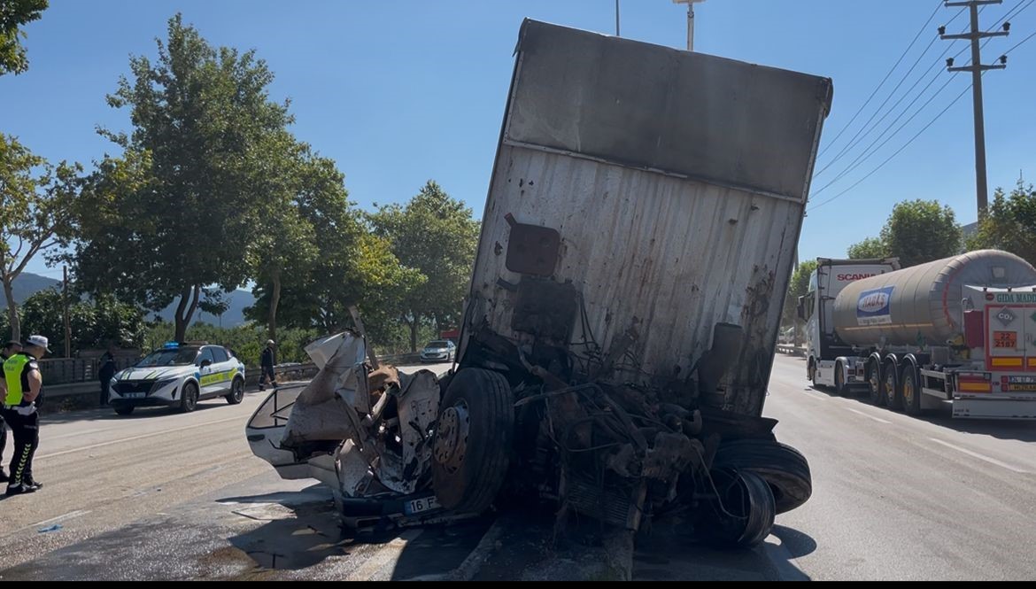 Freni patlayan kamyon 2 araca çarptı; 3 kişi yaralandı 24 freni patlayan kamyon 2 araca carpti 3 kisi yaralandi 20 GR181lSp