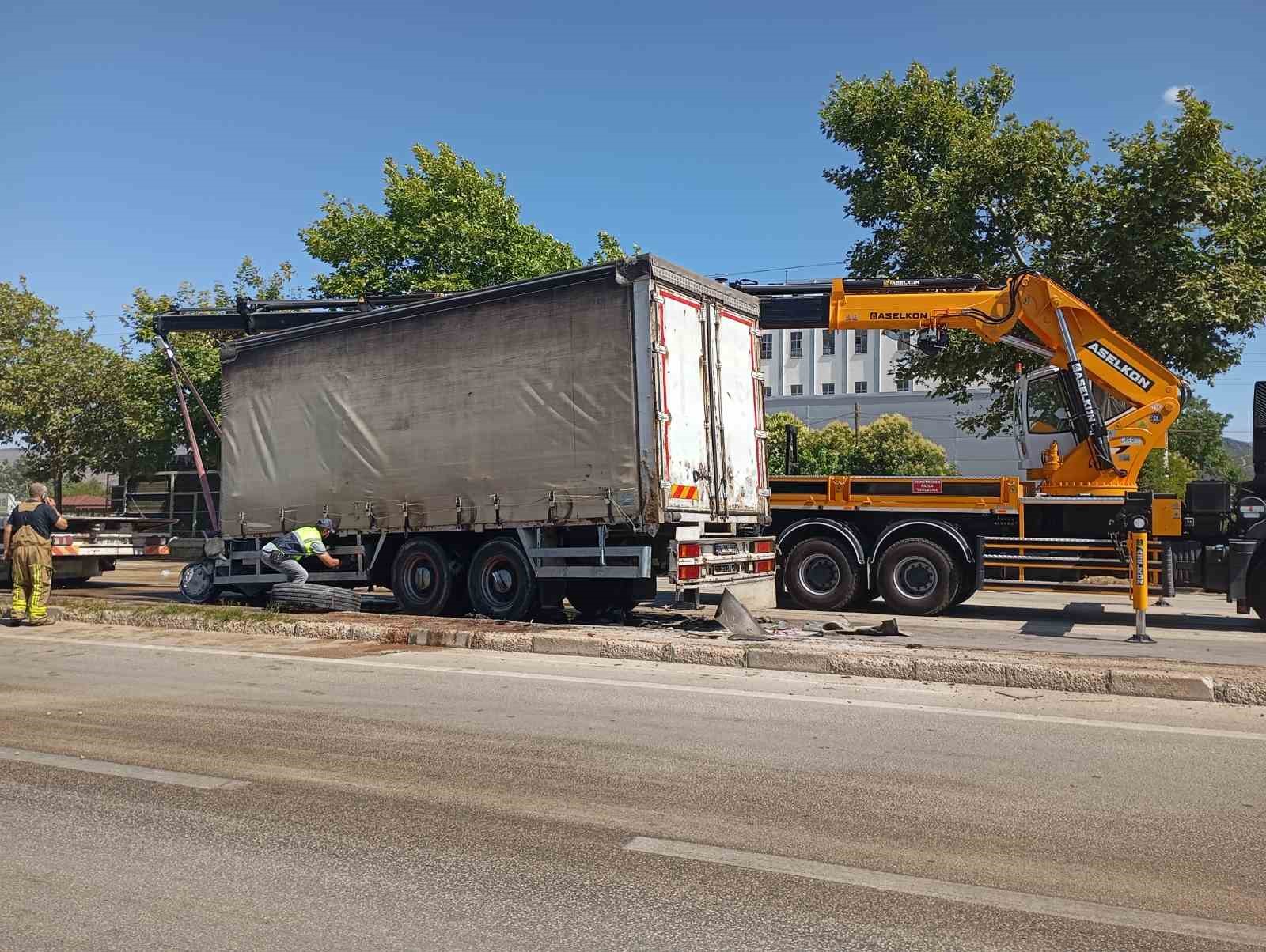 Freni patlayan kamyon 2 araca çarptı; 3 kişi yaralandı 25 freni patlayan kamyon 2 araca carpti 3 kisi yaralandi 21 1AFWvbMO