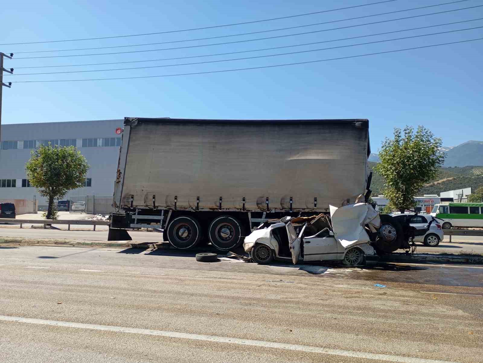 Freni patlayan kamyon 2 araca çarptı; 3 kişi yaralandı 8 freni patlayan kamyon 2 araca carpti 3 kisi yaralandi 4 XSkmqIDm