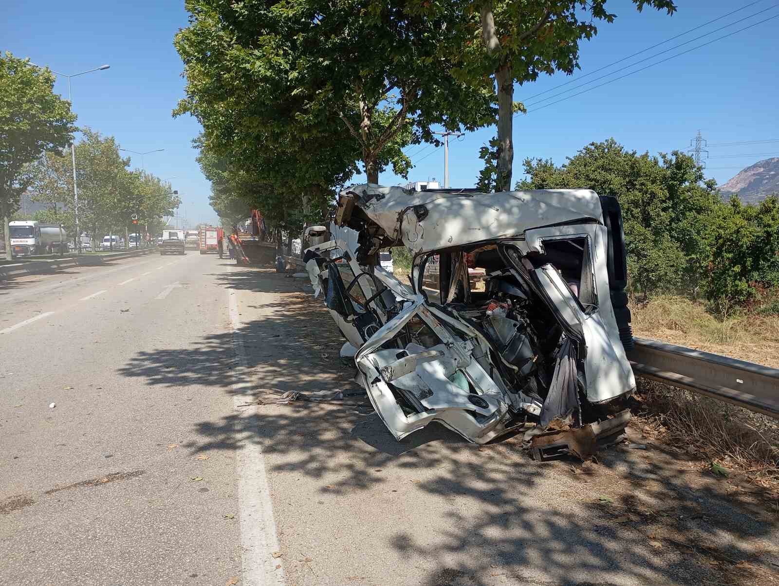 Freni patlayan kamyon 2 araca çarptı; 3 kişi yaralandı 10 freni patlayan kamyon 2 araca carpti 3 kisi yaralandi 6 CyTYmXIM