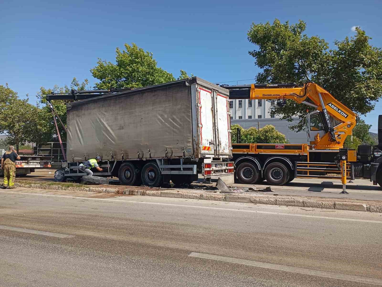 Freni patlayan kamyon 2 araca çarptı; 3 kişi yaralandı 13 freni patlayan kamyon 2 araca carpti 3 kisi yaralandi 9 82lybzQ1