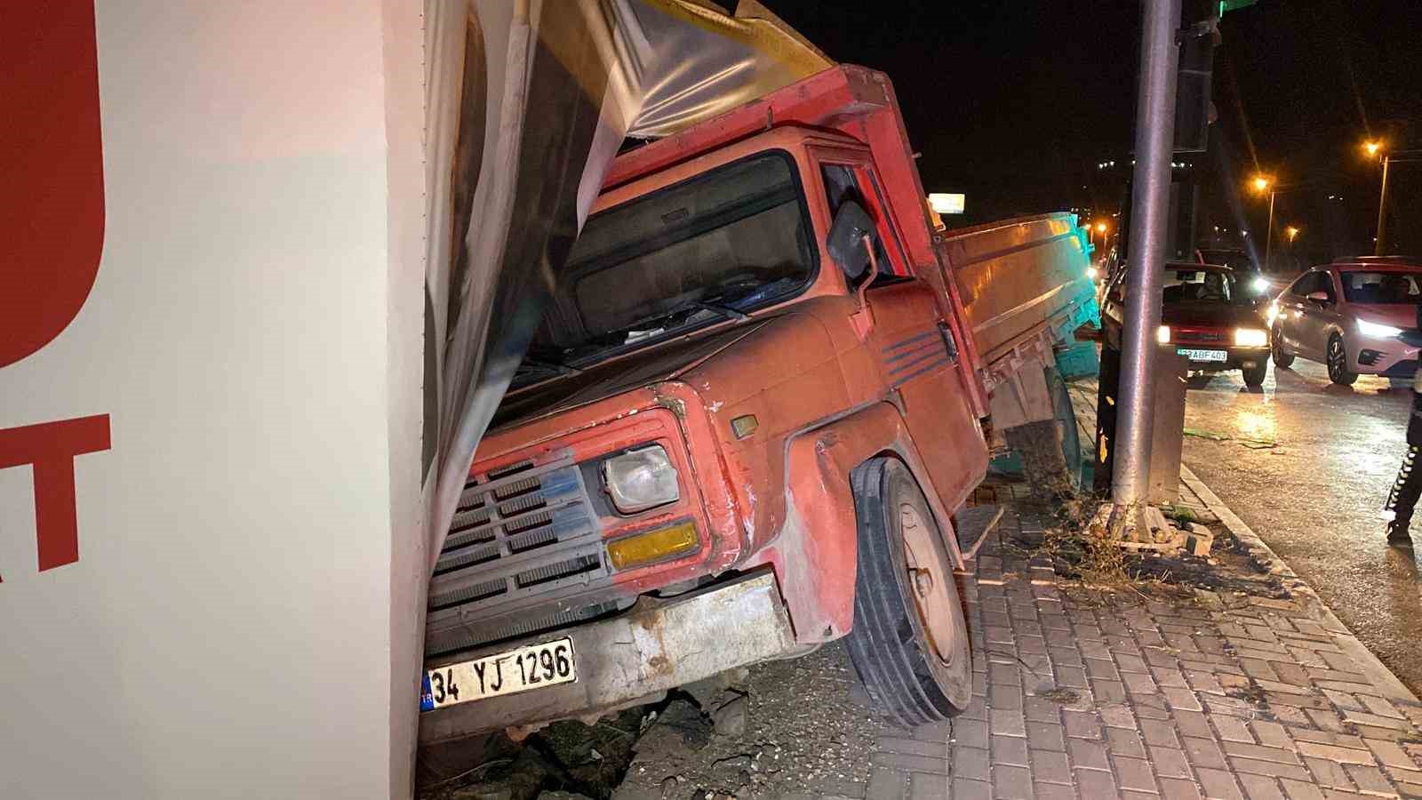 freni patlayan kamyon once otomobile ardindan insaat bariyerine carpti 2 yarali 0 h2bDJtWY
