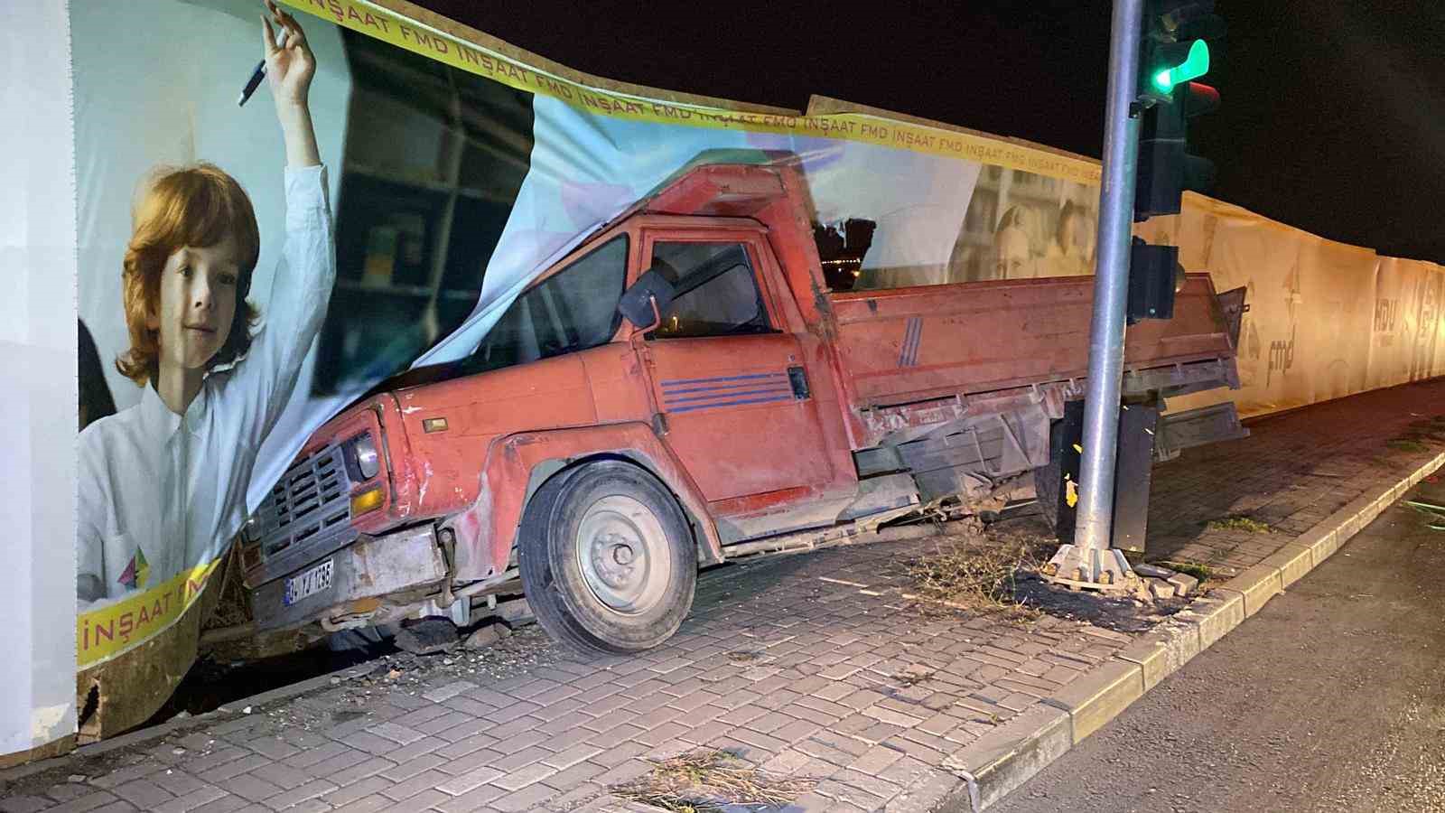 freni patlayan kamyon once otomobile ardindan insaat bariyerine carpti 2 yarali 1 hzNvOL3R