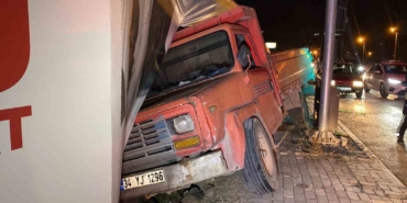freni-patlayan-kamyon-once-otomobile-ardindan-insaat-bariyerine-carpti-2-yarali-W3wrd9fU.jpg
