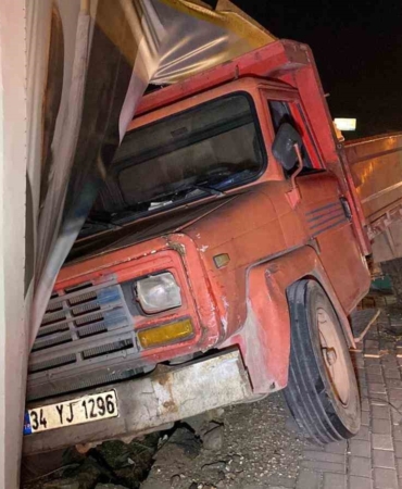 freni-patlayan-kamyon-once-otomobile-ardindan-insaat-bariyerine-carpti-2-yarali-W3wrd9fU.jpg