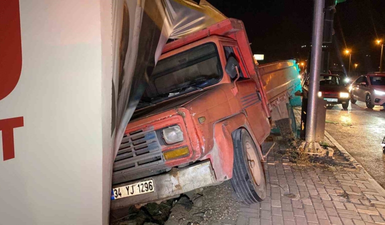 freni-patlayan-kamyon-once-otomobile-ardindan-insaat-bariyerine-carpti-2-yarali-W3wrd9fU.jpg