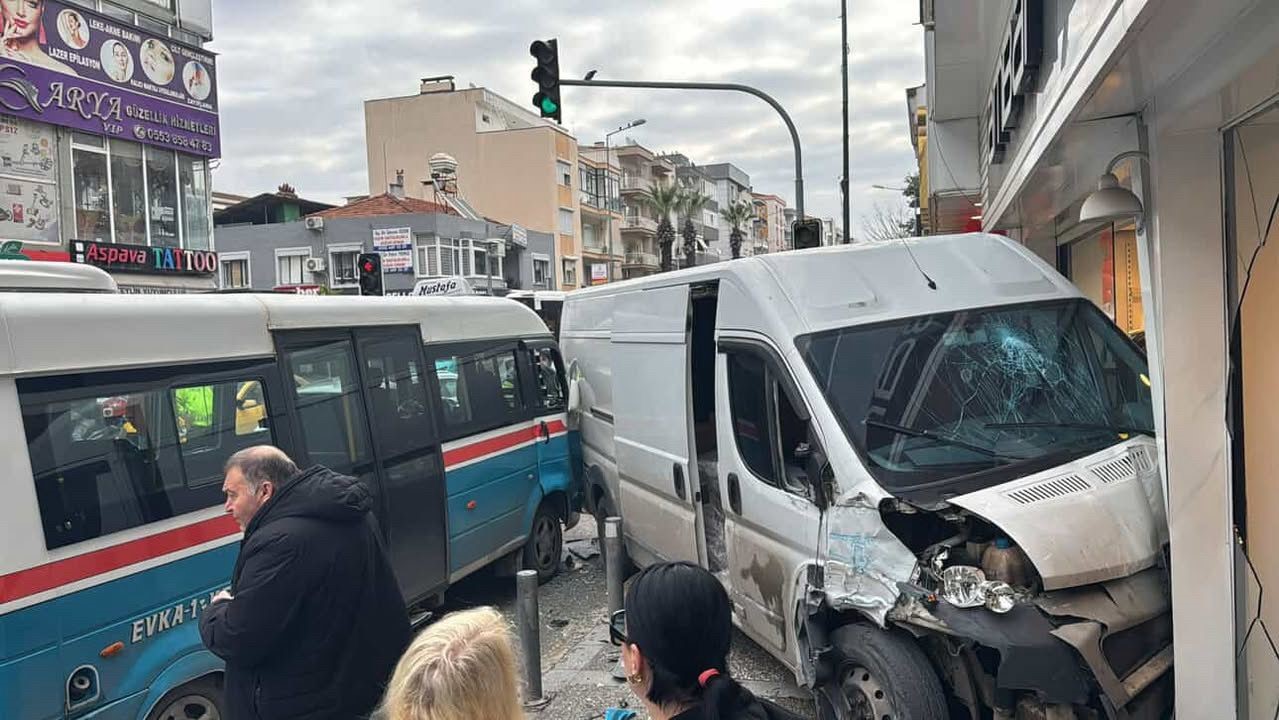 freni patlayan minibus kaldirimdaki yayayi boyle carpti 1 c9QD3hgs
