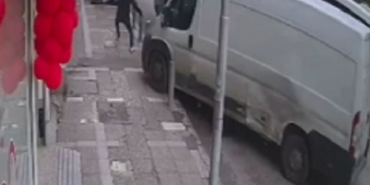 freni-patlayan-minibus-kaldirimdaki-yayayi-boyle-carpti-jW8lPaQX.jpg