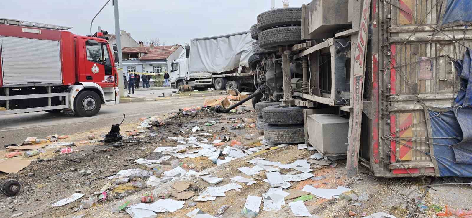 freni patlayan tir dehset sacti ogrenci servisi dahil 7 arac birbirine girdi 18 yarali 4XTSm534
