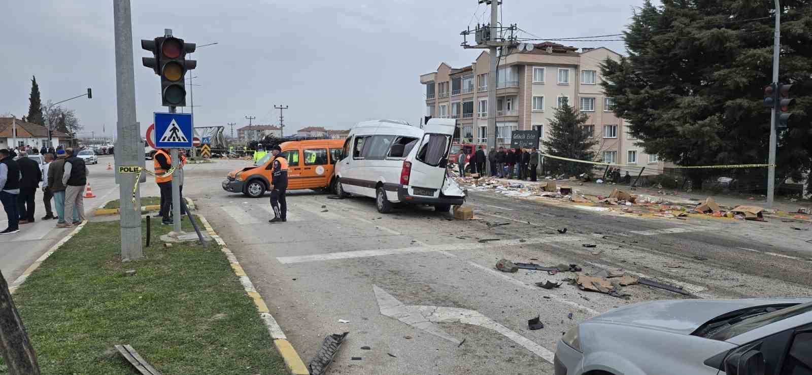 freni patlayan tir dehset sacti ogrenci servisi dahil 7 arac birbirine girdi 18 yarali ALq6IHqj