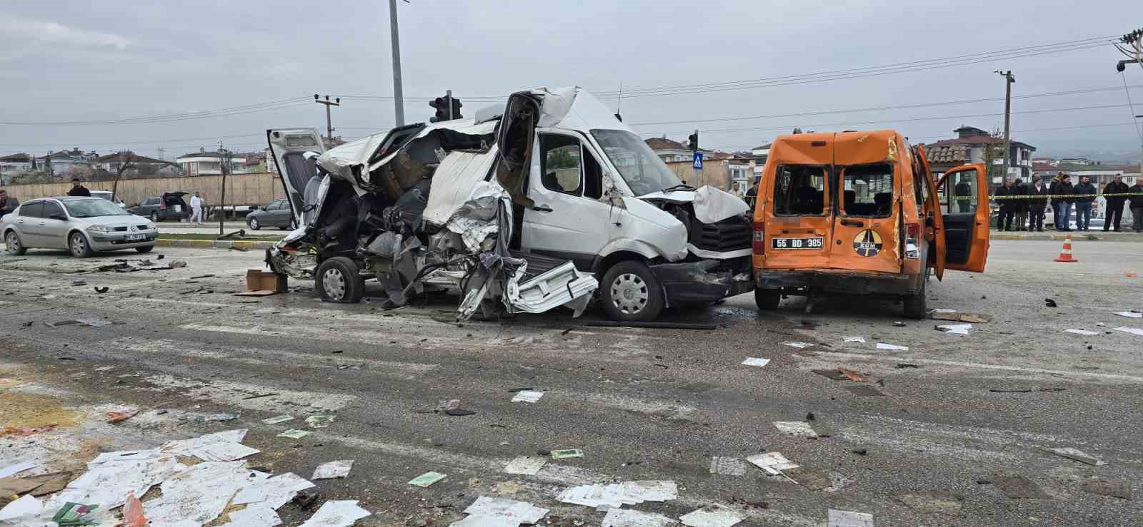 freni patlayan tir dehset sacti ogrenci servisi dahil 7 arac birbirine girdi 18 yarali GzfrmwV5