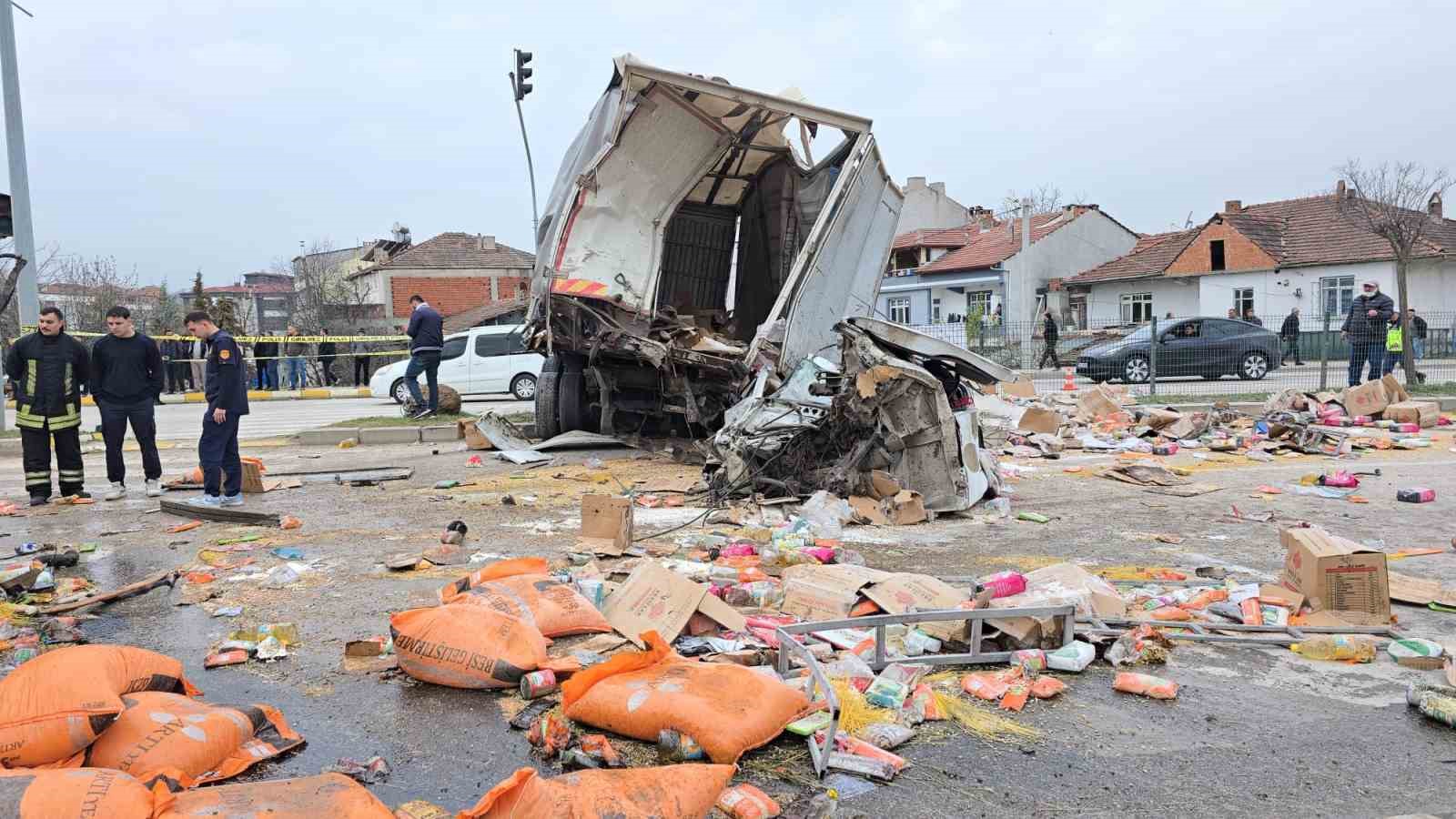 freni patlayan tir dehset sacti ogrenci servisi dahil 7 arac birbirine girdi 18 yarali HLHjZC5D