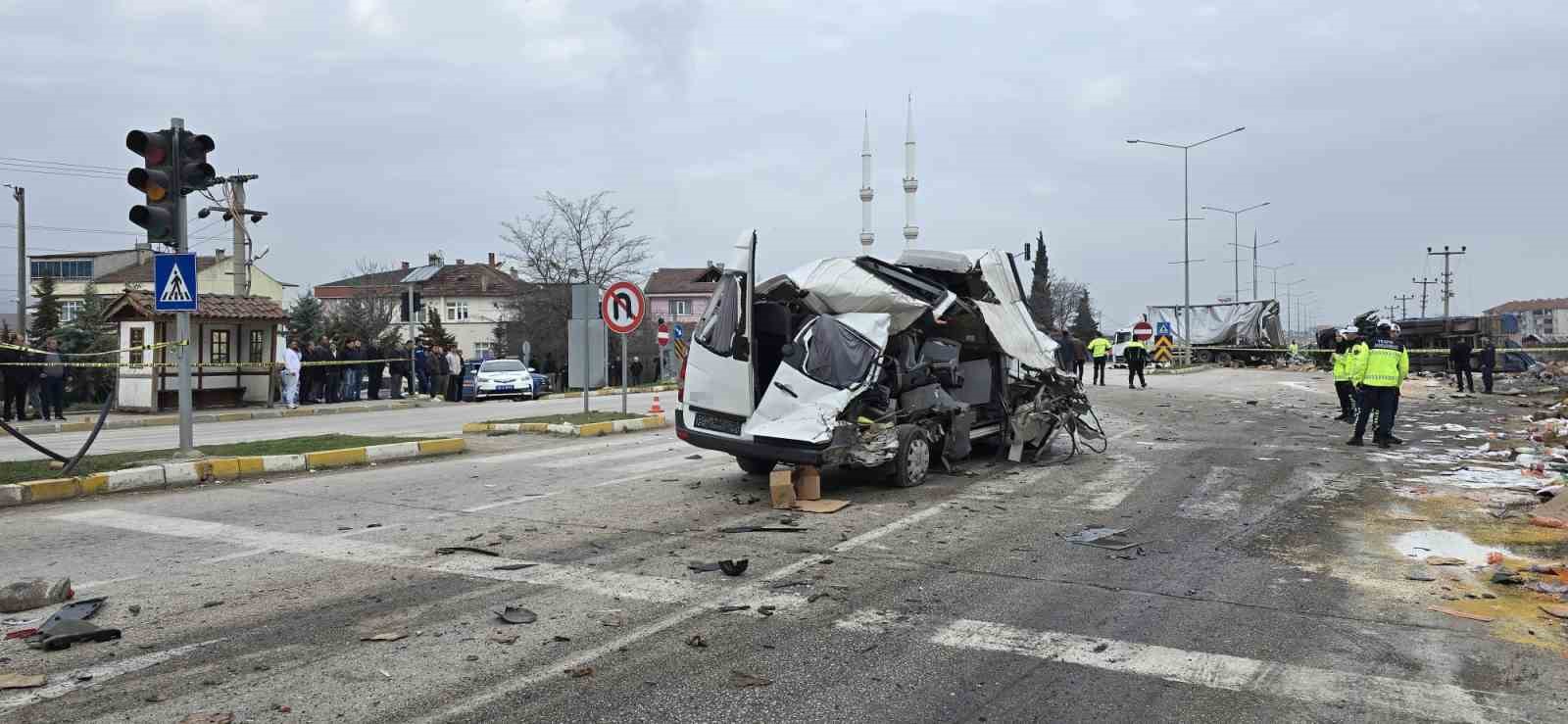 freni patlayan tir dehset sacti ogrenci servisi dahil 7 arac birbirine girdi 18 yarali MFOY9b6h