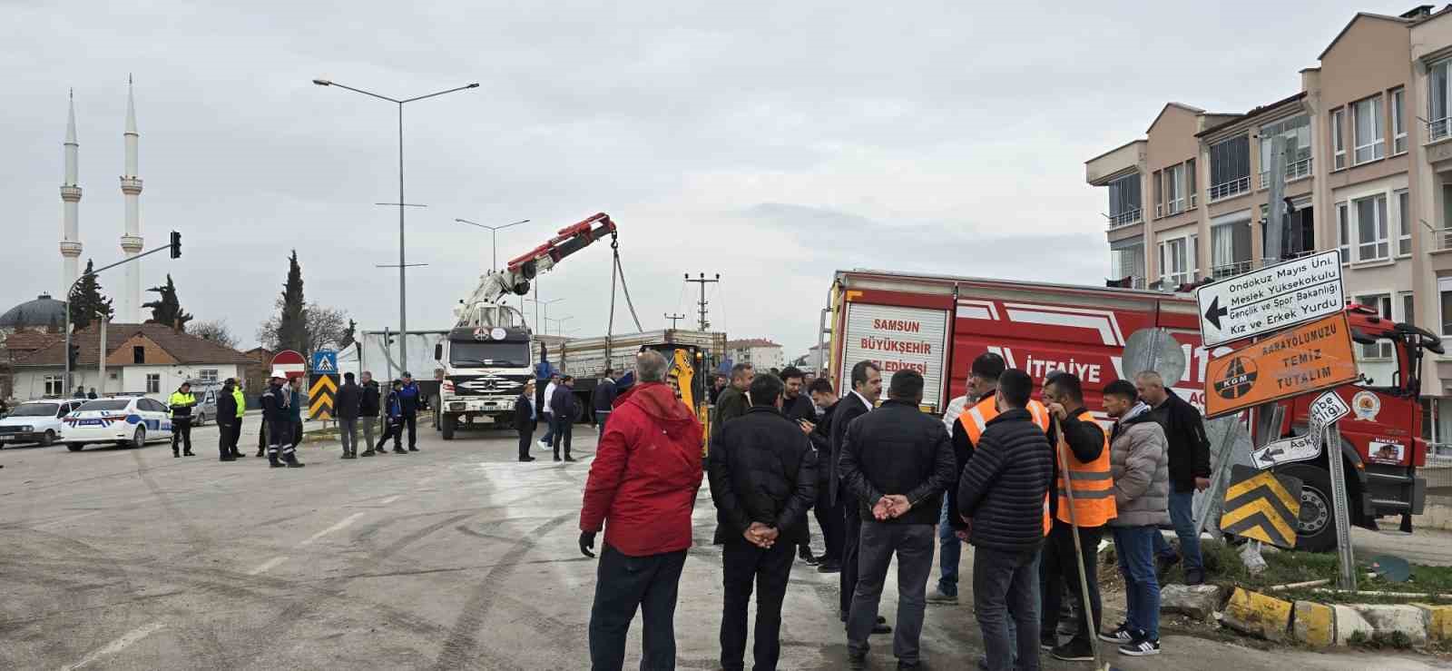 freni patlayan tir dehset sacti ogrenci servisi dahil 7 arac birbirine girdi 18 yarali N6tlHSla