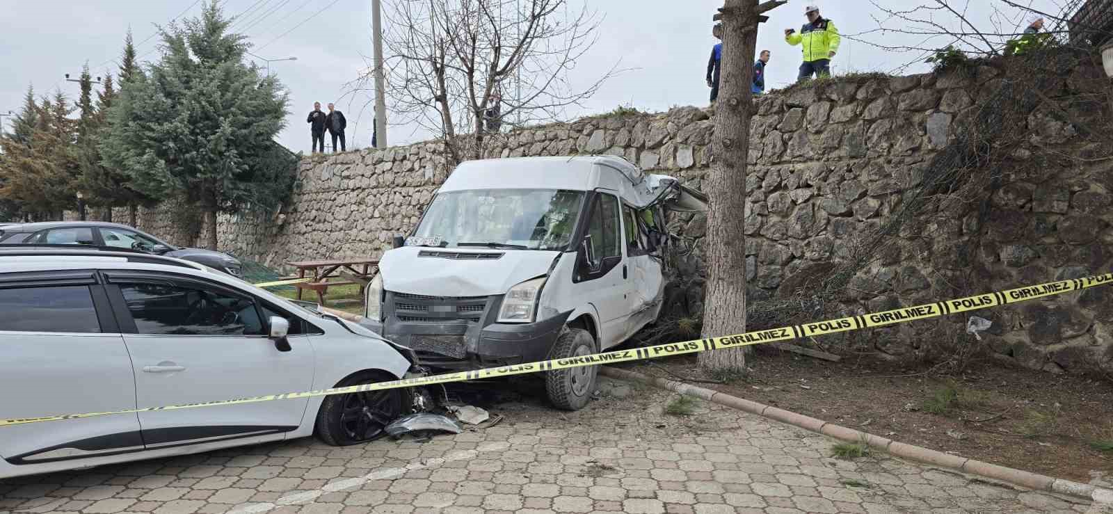 freni patlayan tir dehset sacti ogrenci servisi dahil 7 arac birbirine girdi 18 yarali PvhFwiOX