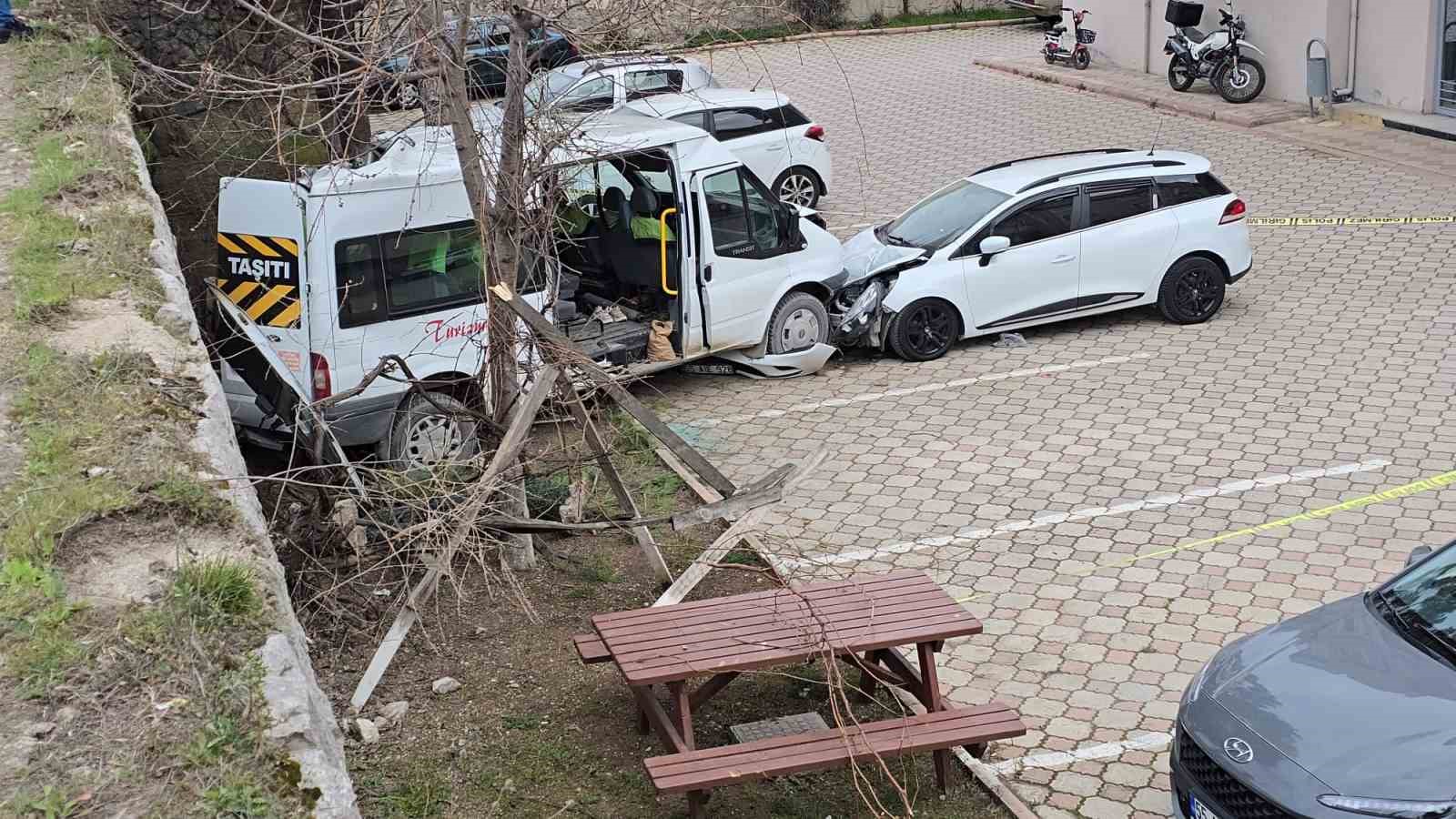 freni patlayan tir dehset sacti ogrenci servisi dahil 7 arac birbirine girdi 18 yarali fdZNtGBk