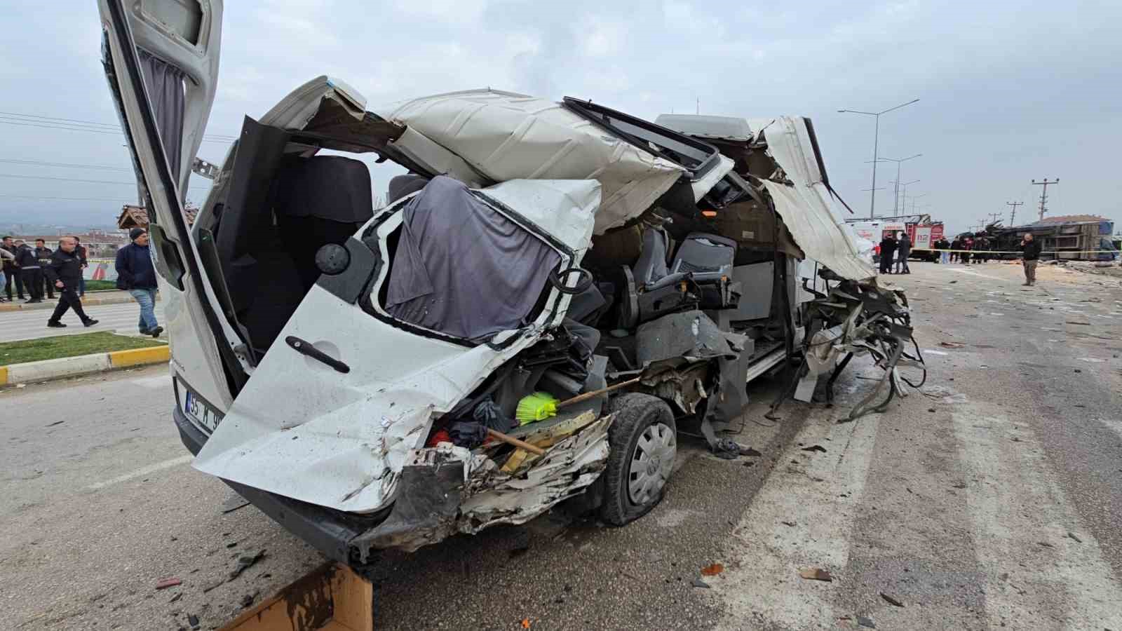 freni patlayan tir dehset sacti ogrenci servisi dahil 7 arac birbirine girdi 18 yarali fvX2YHs9