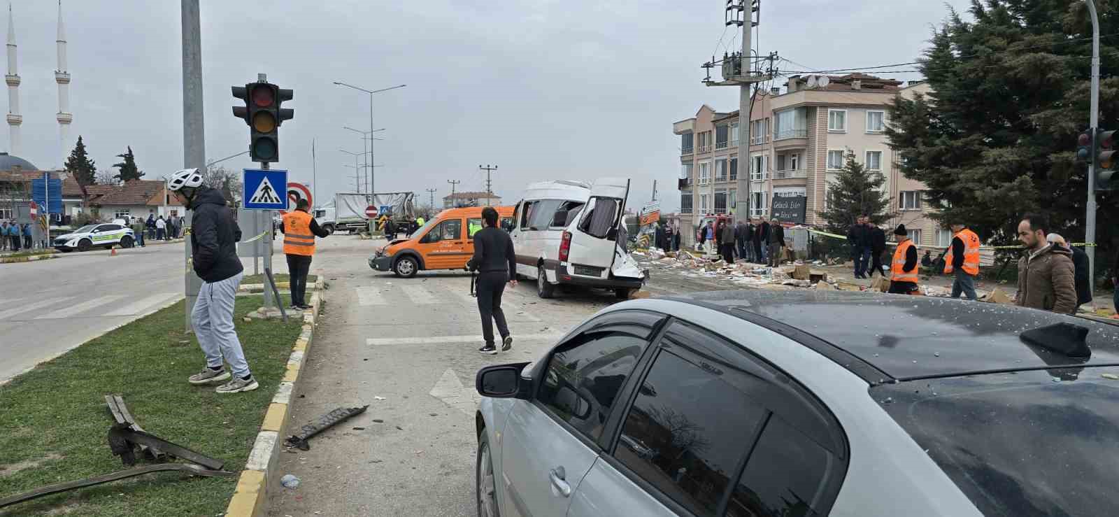 freni patlayan tir dehset sacti ogrenci servisi dahil 7 arac birbirine girdi 18 yarali