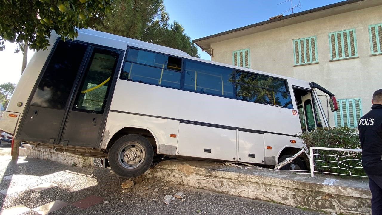 freni tutmayan minibus evin bahcesine daldi facia teget gecti 1 keXIdCvl