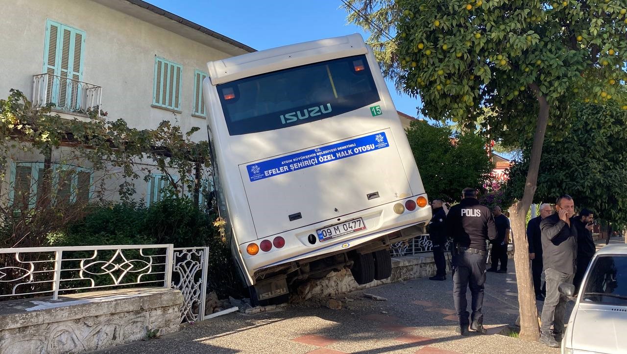freni tutmayan minibus evin bahcesine daldi facia teget gecti 2