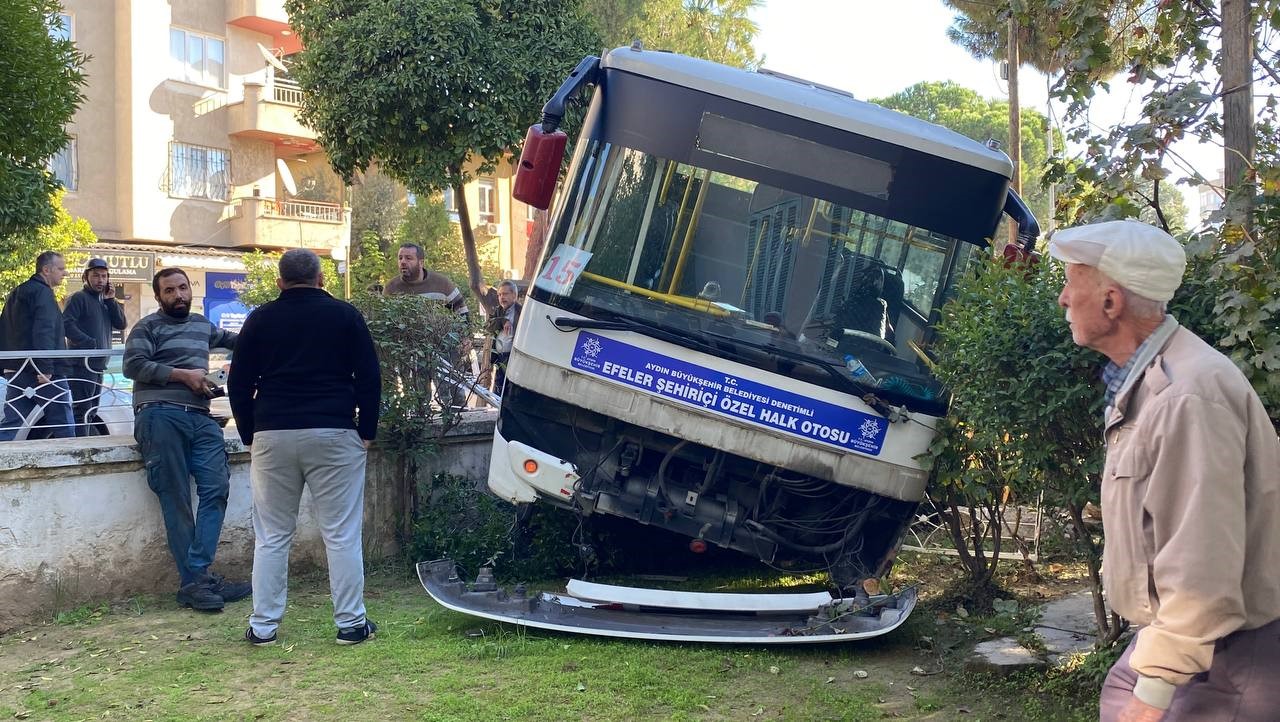 freni tutmayan minibus evin bahcesine daldi facia teget gecti 3 Di9unFG8