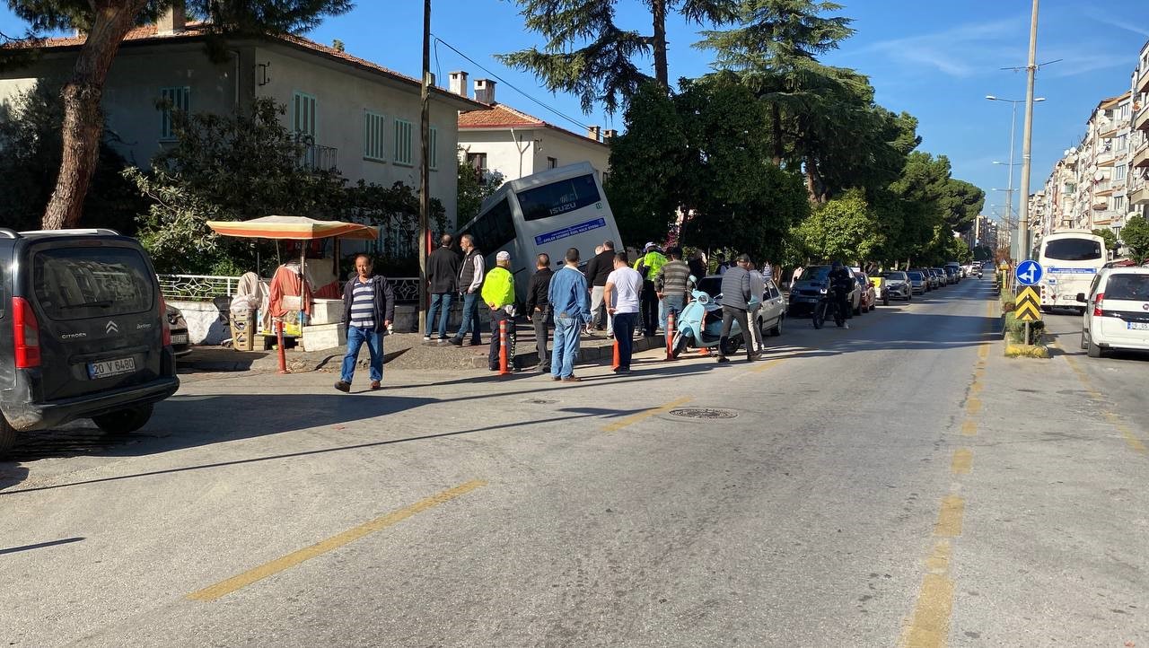 freni tutmayan minibus evin bahcesine daldi facia teget gecti 5 3lzHJbvb