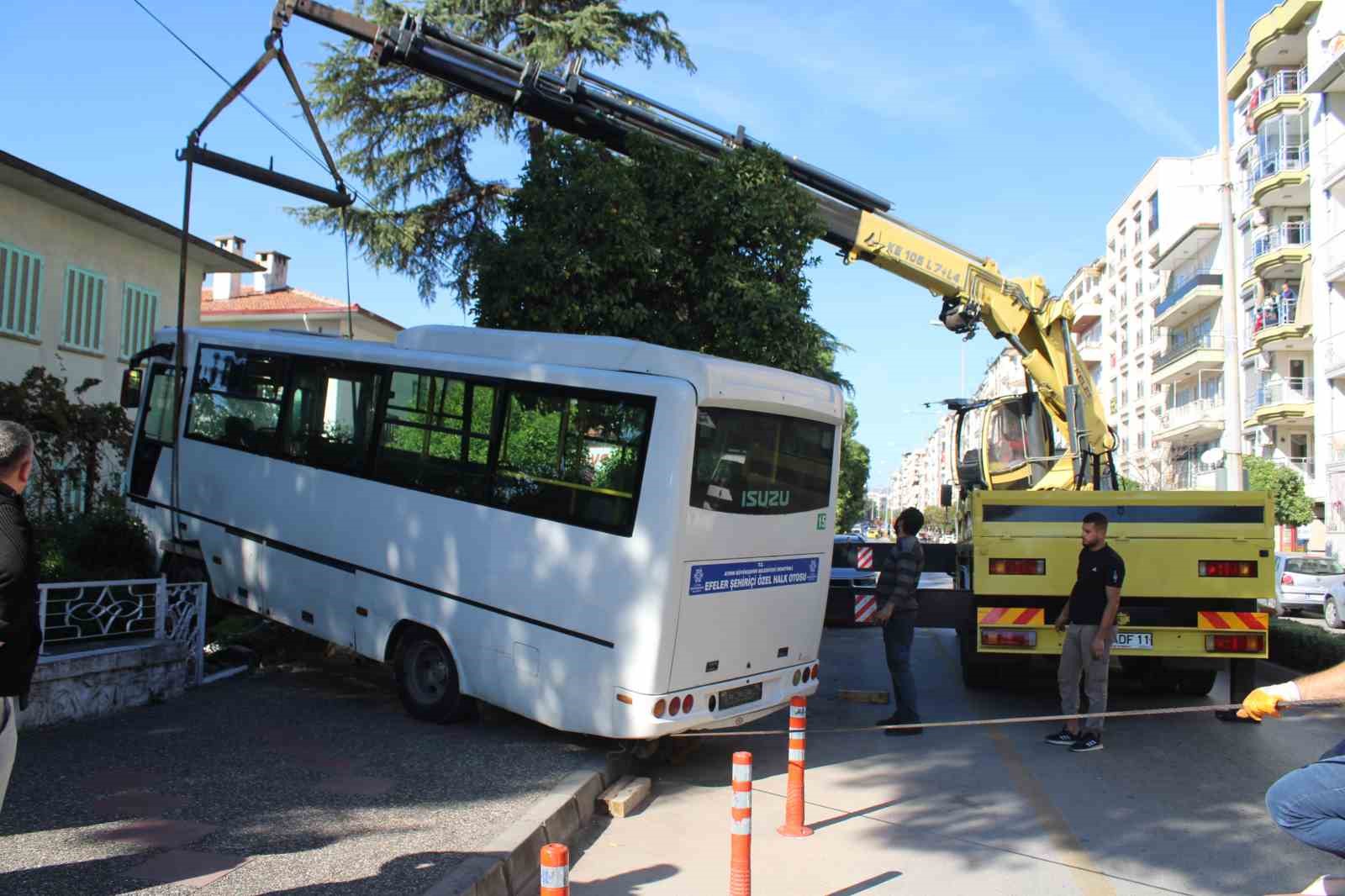 freni tutmayan minibus evin bahcesine daldi facia teget gecti 6 sThM7QJZ