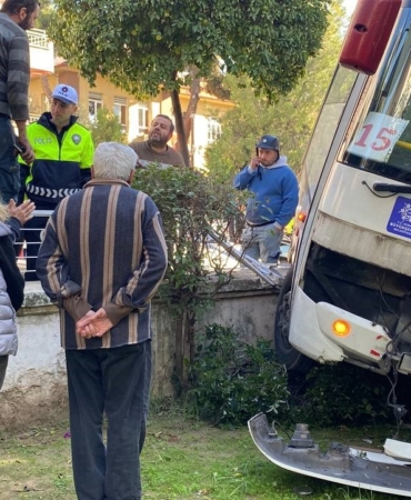 freni-tutmayan-minibus-evin-bahcesine-daldi-facia-teget-gecti-q5wuRWs5.jpg