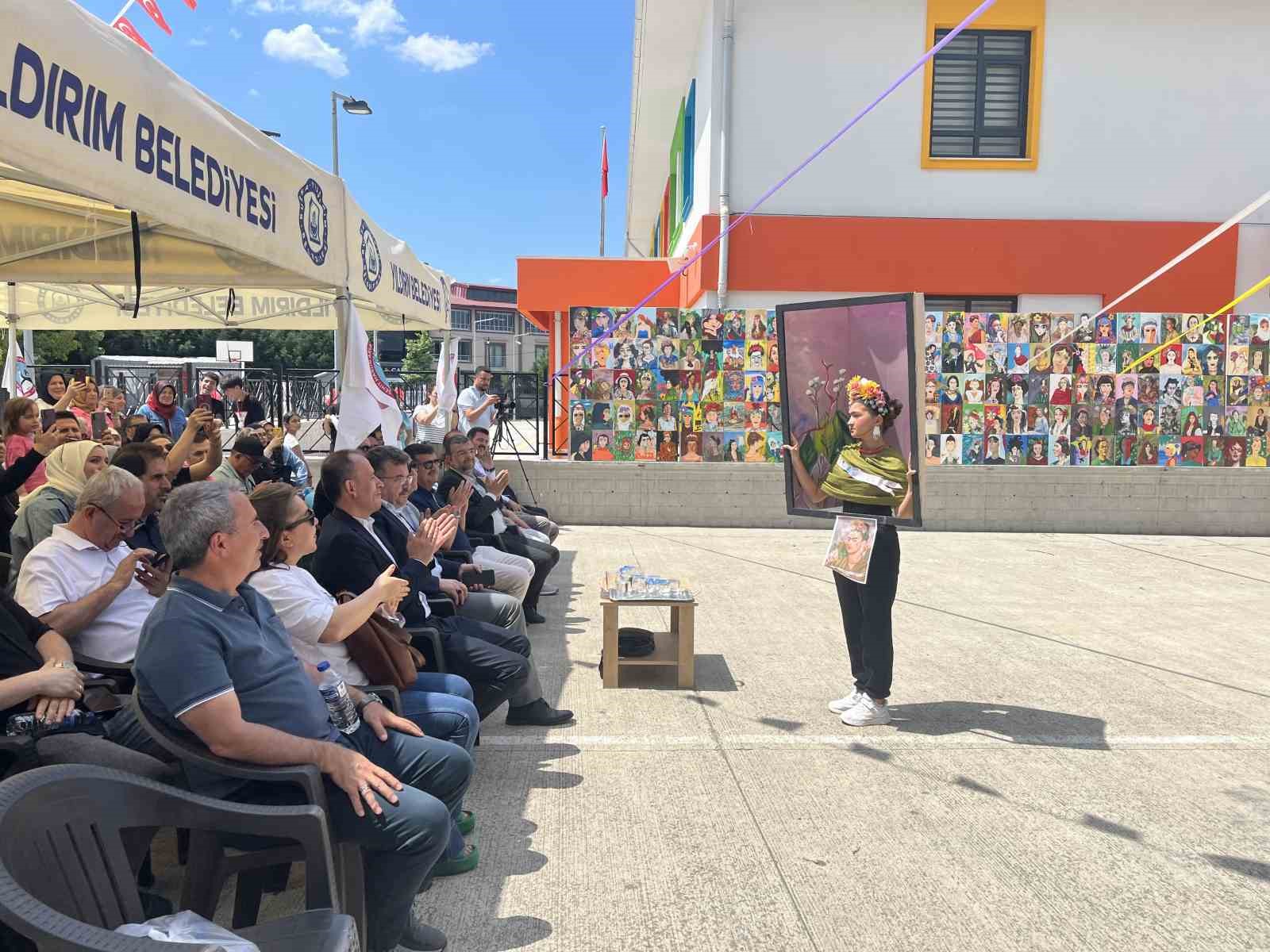 frida kahlonun eserleri bursada canli tabloya donustu 1 4FrAJrvG