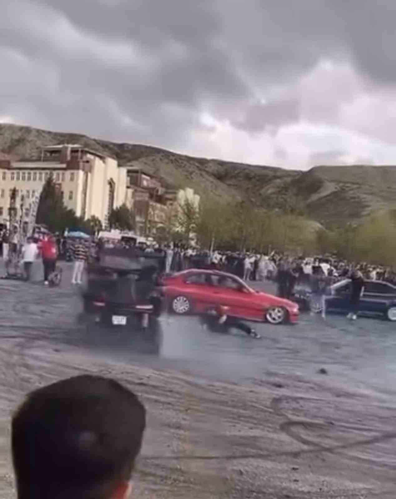 fuarda otomobil ile drift atan surucu gorevliye carpti o anlar kamerada 0 RJ7NaY1q